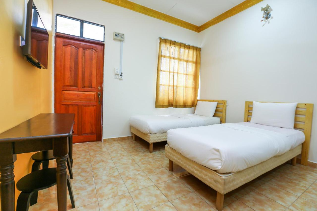 Oyo 89887 Chalet Yunie Marang Exterior foto