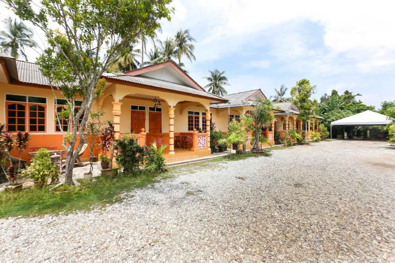 Oyo 89887 Chalet Yunie Marang Exterior foto